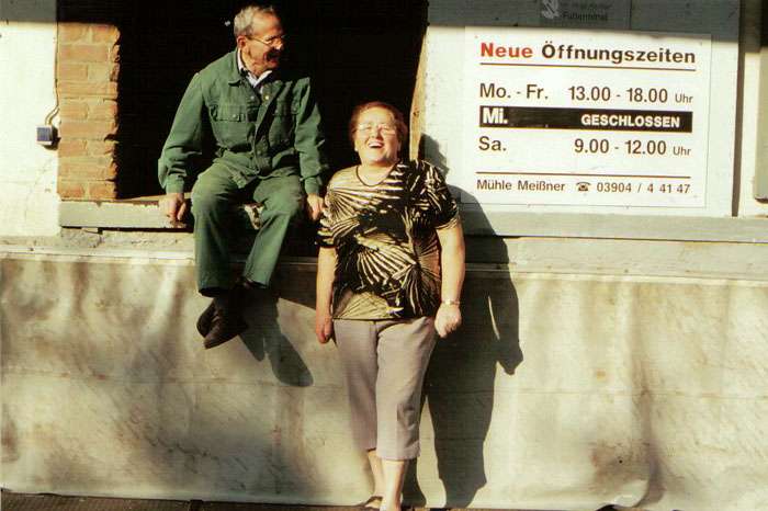 Helga und Bruno Meißner vor der Mühle